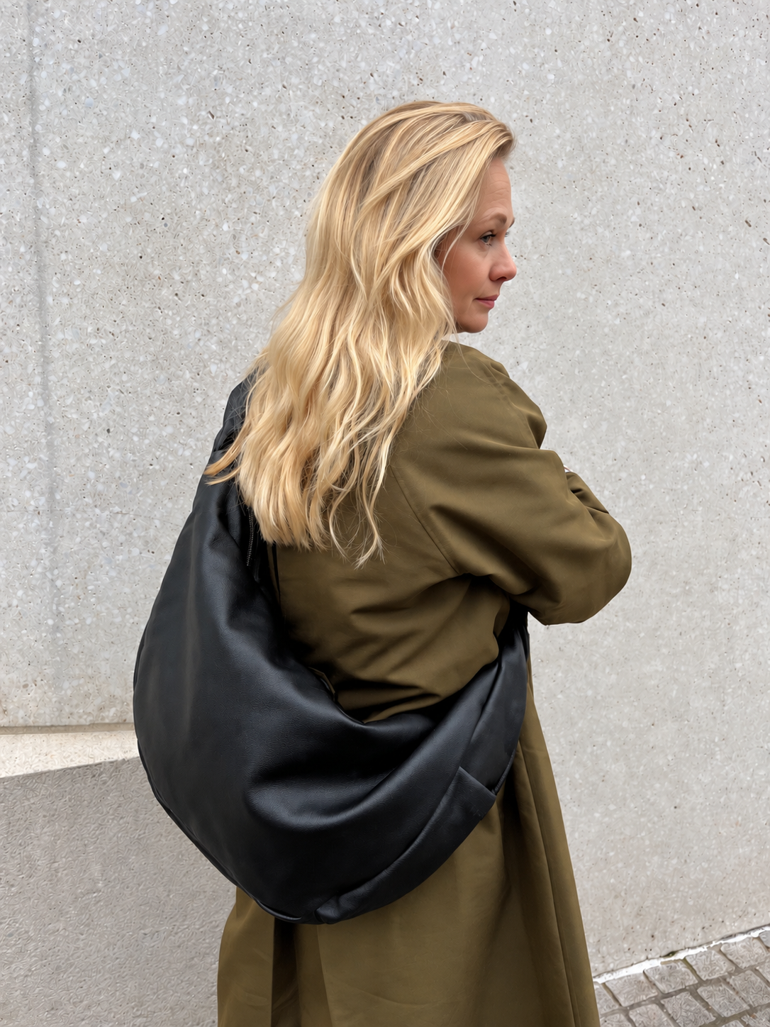 Praktsich auf den Rücken geschoben um die Hände frei zu haben - Lukkily Mom Bag aus softem Glattleder
