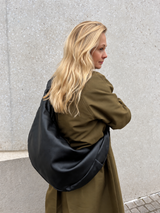 Praktsich auf den Rücken geschoben um die Hände frei zu haben - Lukkily Mom Bag aus softem Glattleder