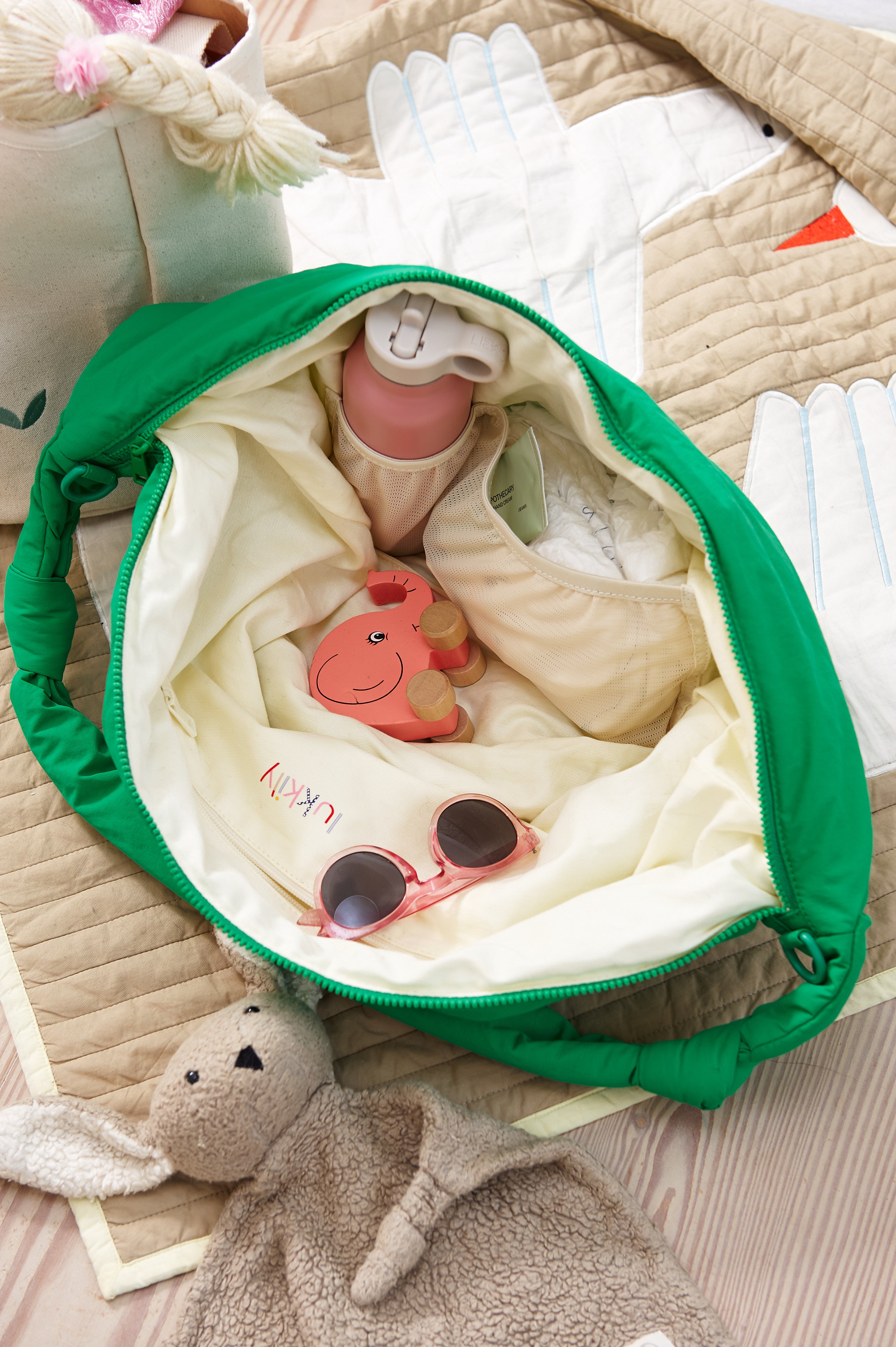 Lukkily Bag Nylon apple green - Innenansicht der praktischen Wickeltasche mit hochwertigem Baumwollfutter, vielen Fächern und buntem Lukkily Logodetail