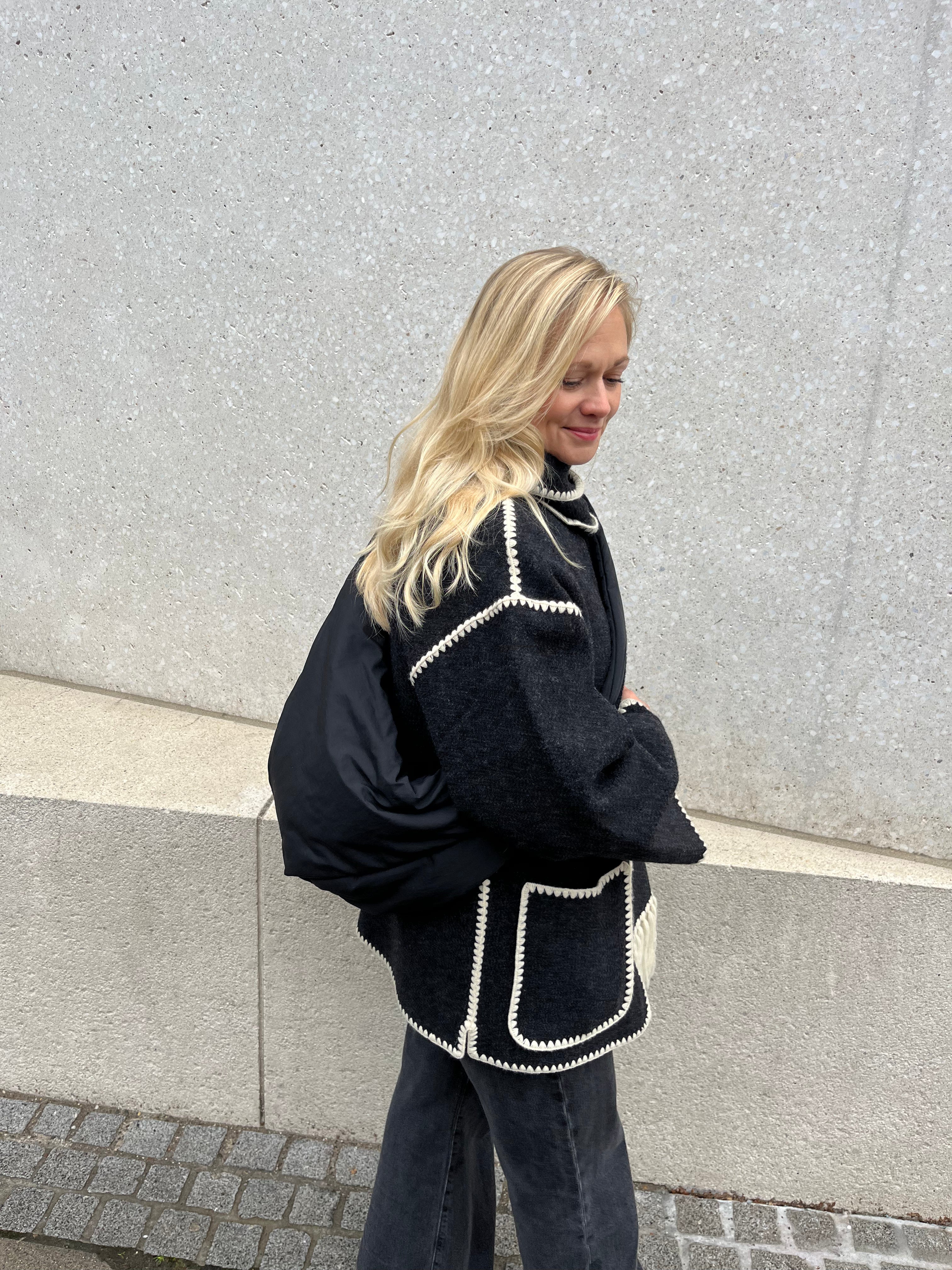 Lukkily Bag Nylon schwarz als Mombag auf den Rücken geschoben um die Hände frei zu haben
