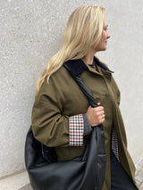 Glattledertasche in angesagtem Look mit gedrehtem Henkeldetail
