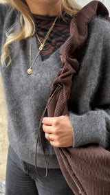 Cooler Herbstlook mit der Mombag aus braunem Cord mit Fokus auf den Ruffle Henkel
