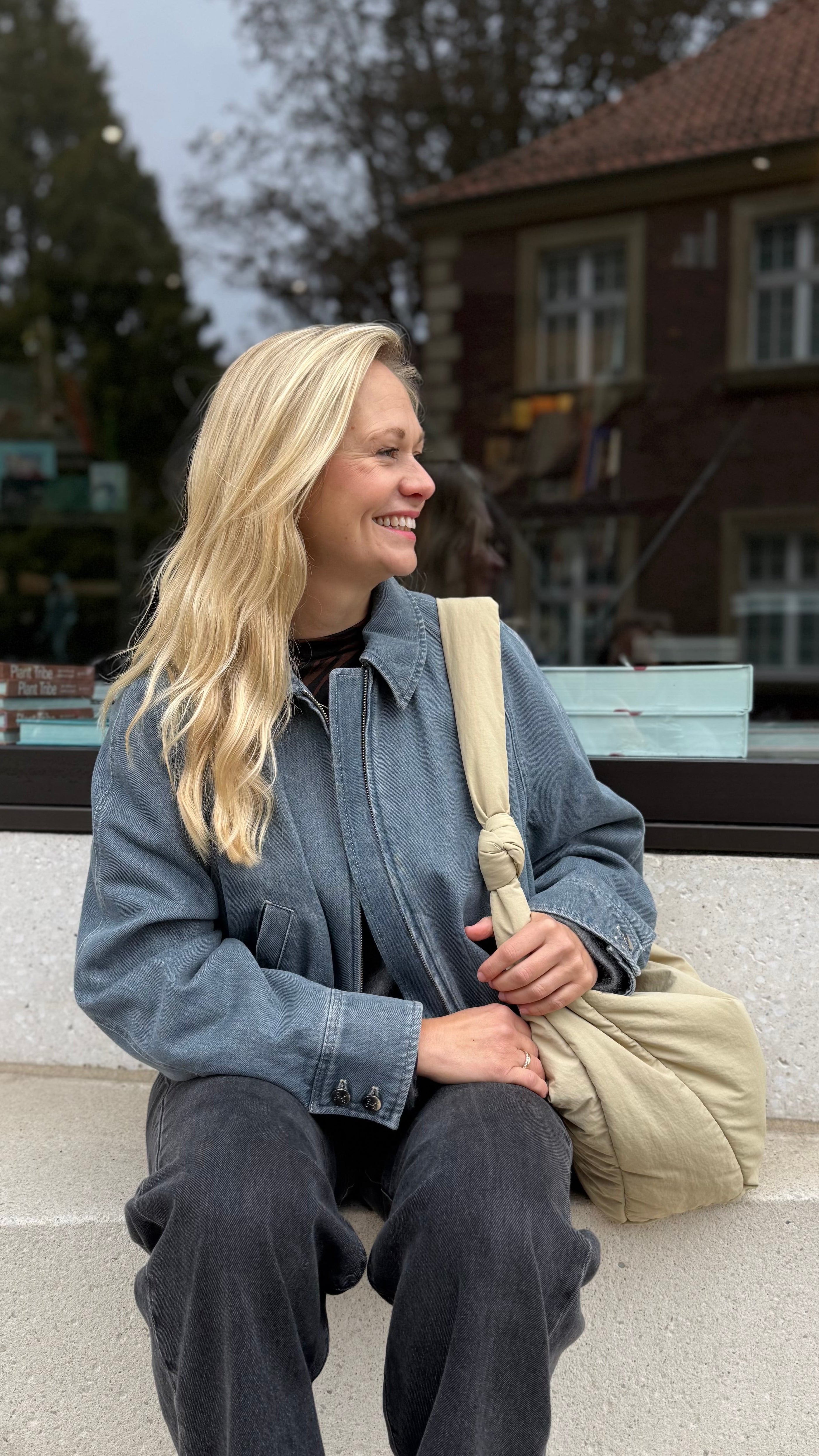 Mombag aus wasserabweisendem Nylon in einem warmen Beigeton mit coolem Jeansalltagslook