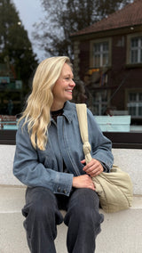 Mombag aus wasserabweisendem Nylon in einem warmen Beigeton mit coolem Jeansalltagslook