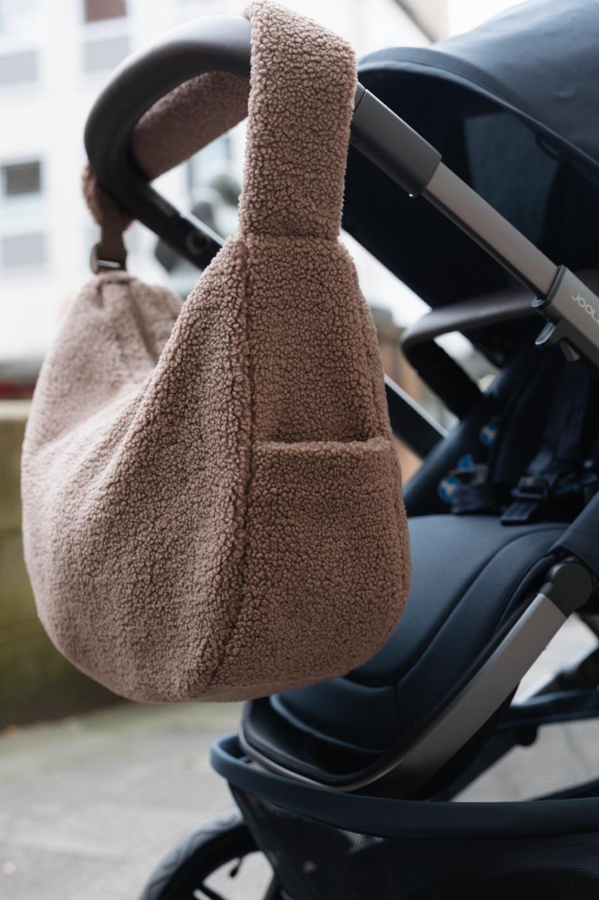stonefarbene Mombag mit praktischem Außenfach im Teddylook
