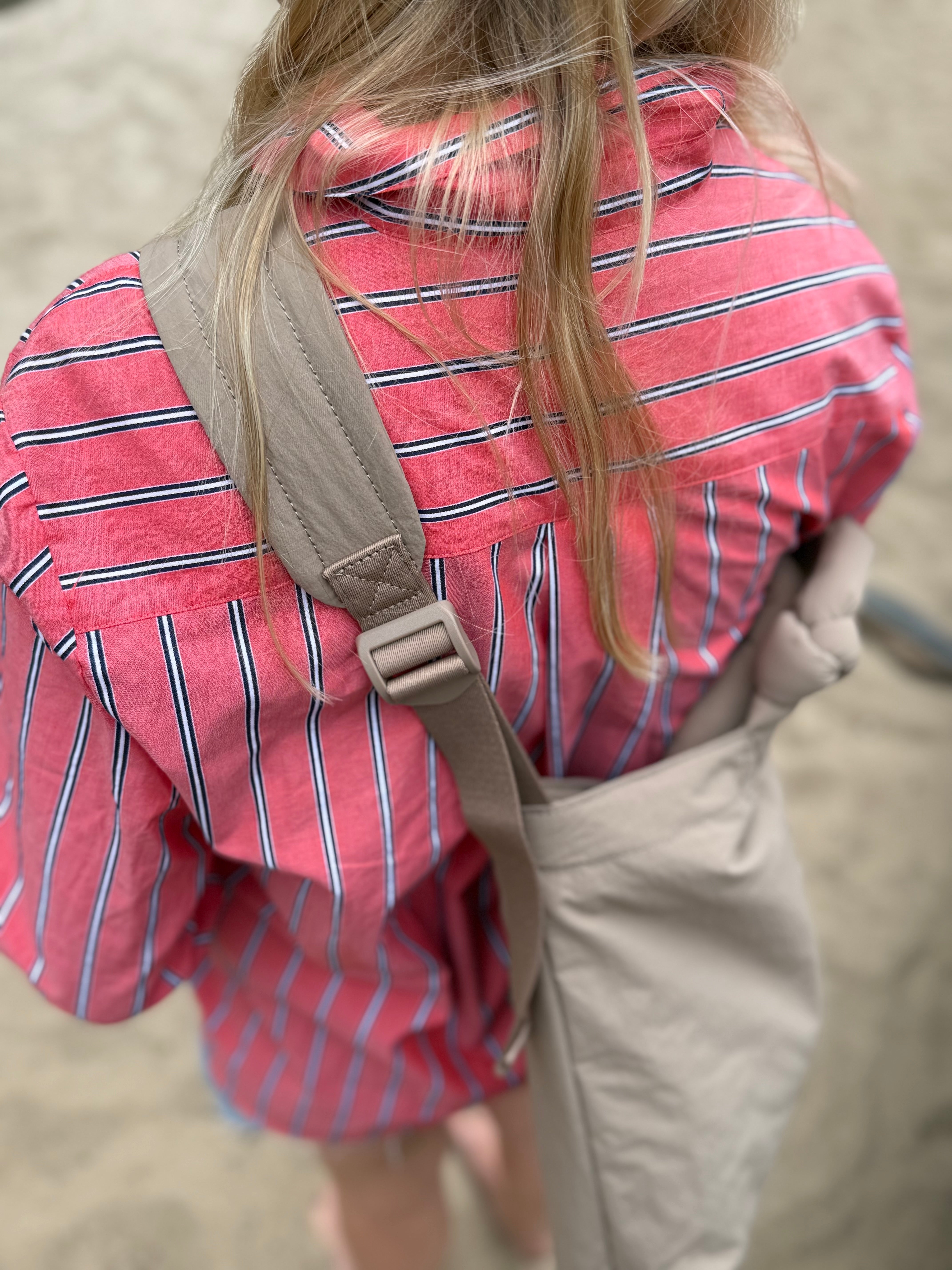 Nahaufnahme des breiten, längenverstellbaren Schultergurts der beigen Mombag aus Nylon