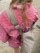 Nahaufnahme des breiten, längenverstellbaren Schultergurts der beigen Mombag aus Nylon