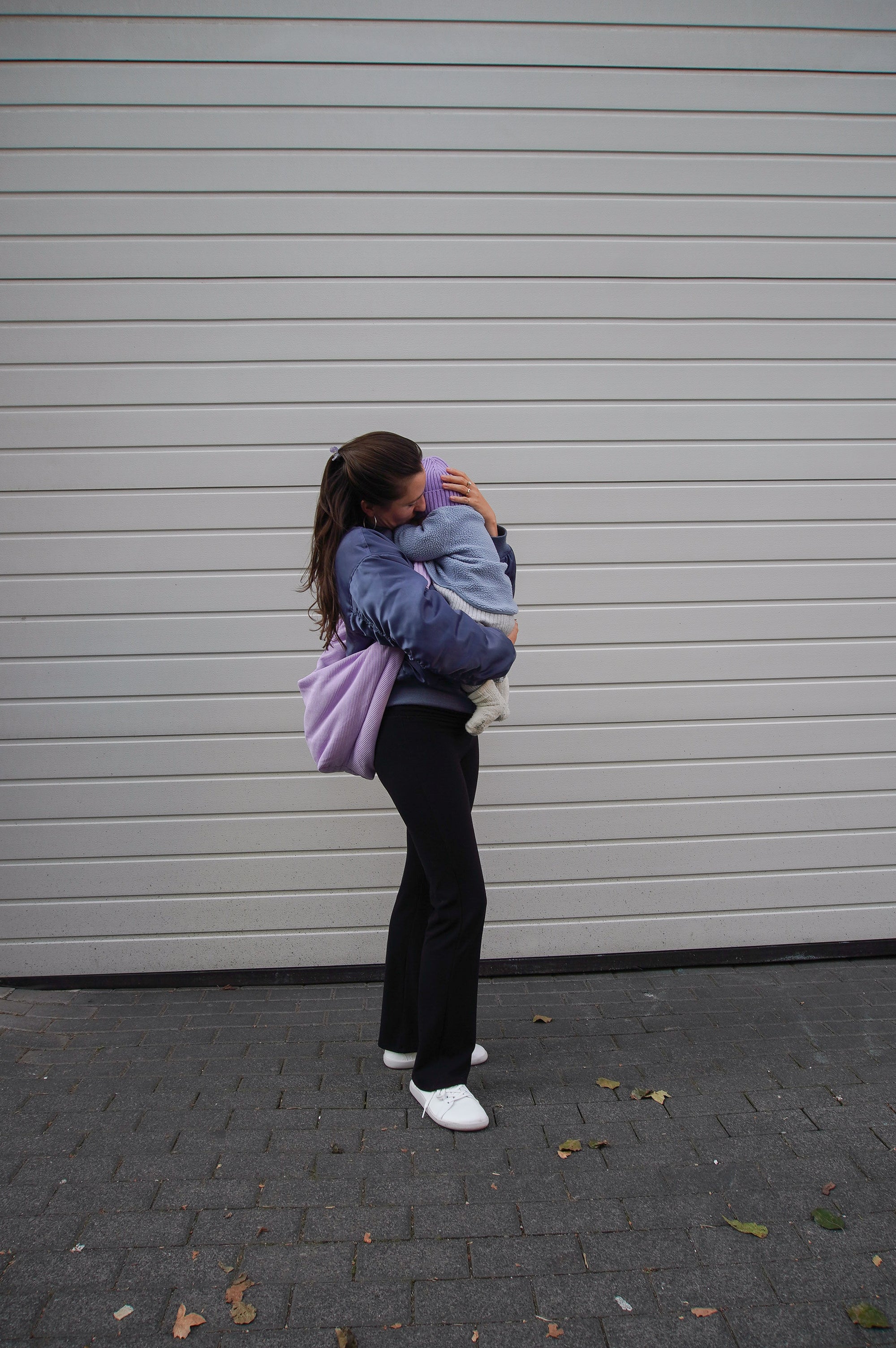 Ideal im Mamaalltag - auf den Rücken geschoben hast du mit der Mombag von Lukkily die Hände frei für die Kids