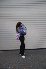 Ideal im Mamaalltag - auf den Rücken geschoben hast du mit der Mombag von Lukkily die Hände frei für die Kids
