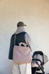 Beige Sand Cord Wickeltasche von Lukkily als Crossbody Bag getragen beim Spaziergang mit Kinderwagen