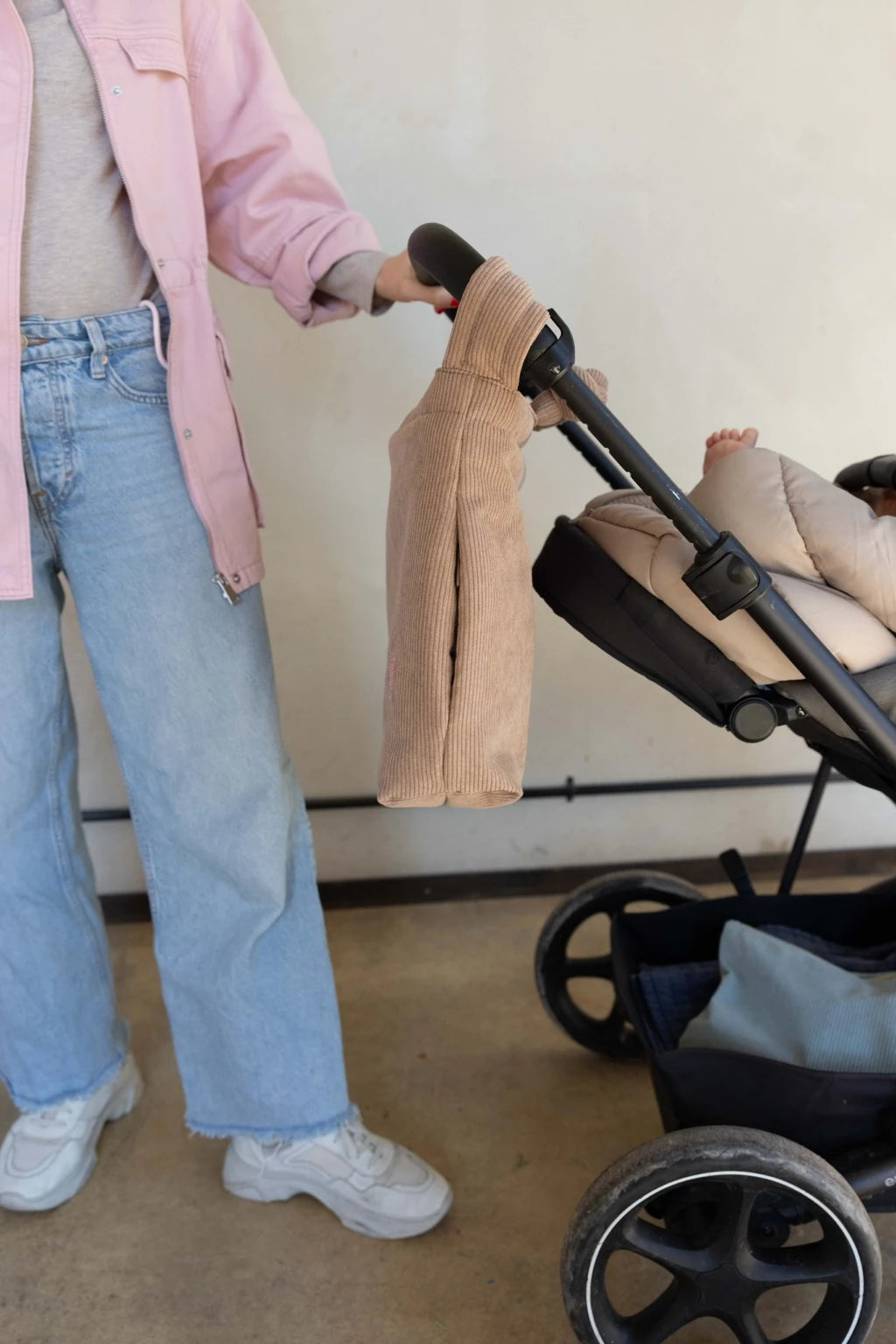 Kinderwagentasche von Lukkily aus sandfarbenen Cordstoff - passend für die gängigen Modelle.