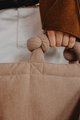 Close-up des Knotenhenkels der beigen Cord Mom Bag von Lukkily - stylischer Cord Shopper im modernen Cool-Mum-Style