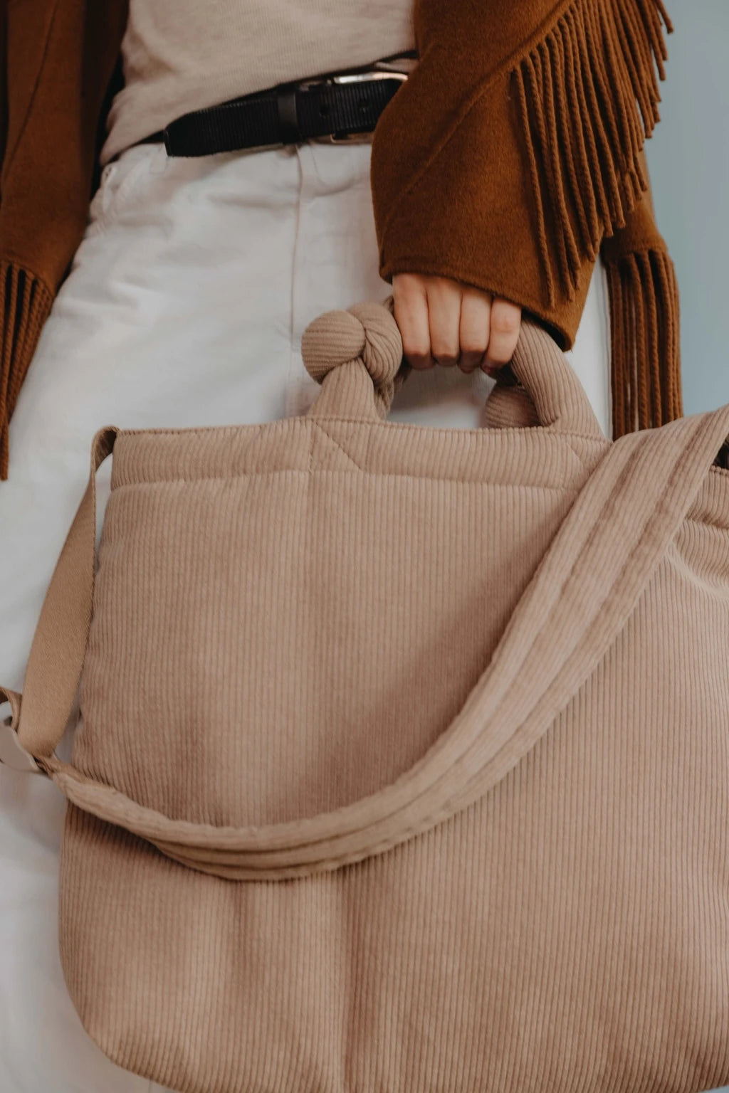 Cord Crossbody Bag in Sand von Lukkily mit Knotengriffen und längenverstellbarem Schultergurt für Eltern