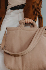 Cord Crossbody Bag in Sand von Lukkily mit Knotengriffen und längenverstellbarem Schultergurt für Eltern