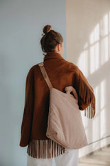 Beige Cord Mom Bag von Lukkily crossbody getragen - moderner Cord Shopper im entspannten Cool-Mum-Style 