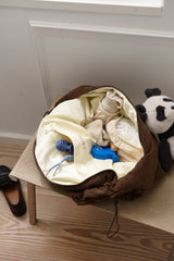 Innenansicht der Mombag aus weichem braunen Cord mit praktischem Reißverschlussfach und zwei flexiblen elastischen Fächern