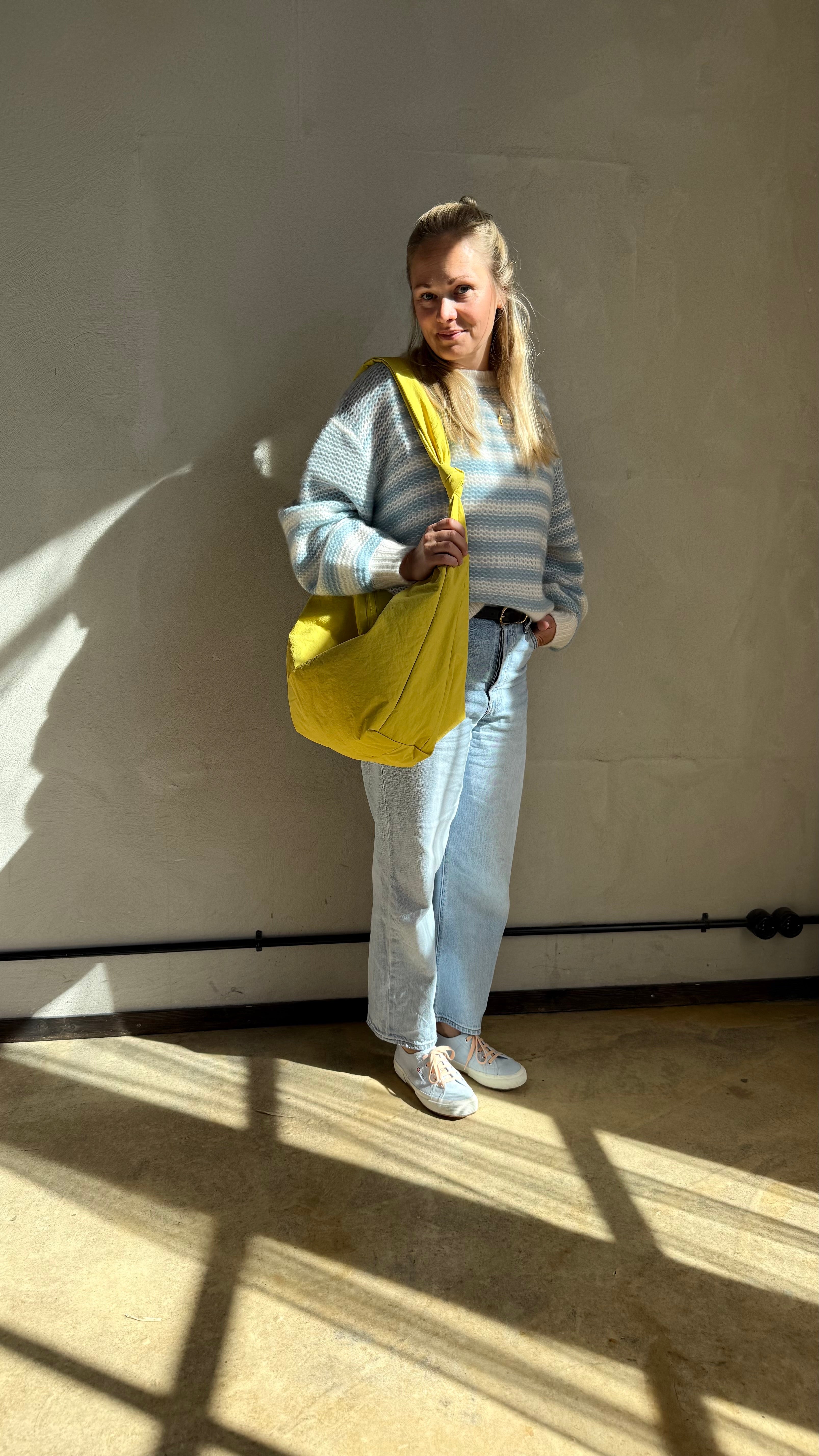 Wickeltasche in cool als Schultertasche getragen von lukkily Gründerin Eva - Lukkily Bag #1 Nylon yellow
