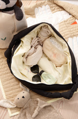 Innenansicht der schwarzen Wickeltasche aus wasserabweisendem Nylon mit praktischen Fächern für Fläschchen Windeln und Feuchttüchern und Co