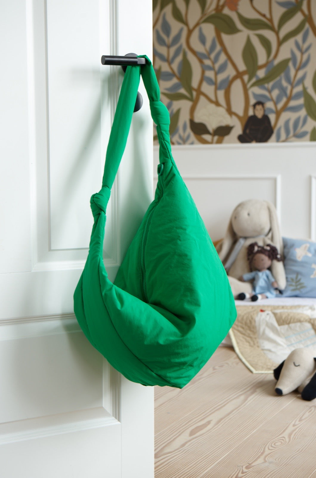 Lässige Wickeltasche aus sportivem knallig grünen Nylon mit Reißverschluss und  Knotendetail am Henkel und kleinem Ring für Kinderwagenstraps - Lukkily Bag Nylon apple green