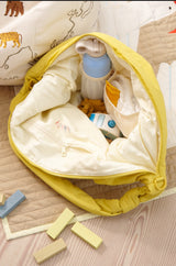 Geöffnete Lukkily Wickeltasche aus gelbem Nylon mit hellem Innenfutter, praktischen Innenfächern und Platz für Babyflasche, Windeln und Wickelutensilien.