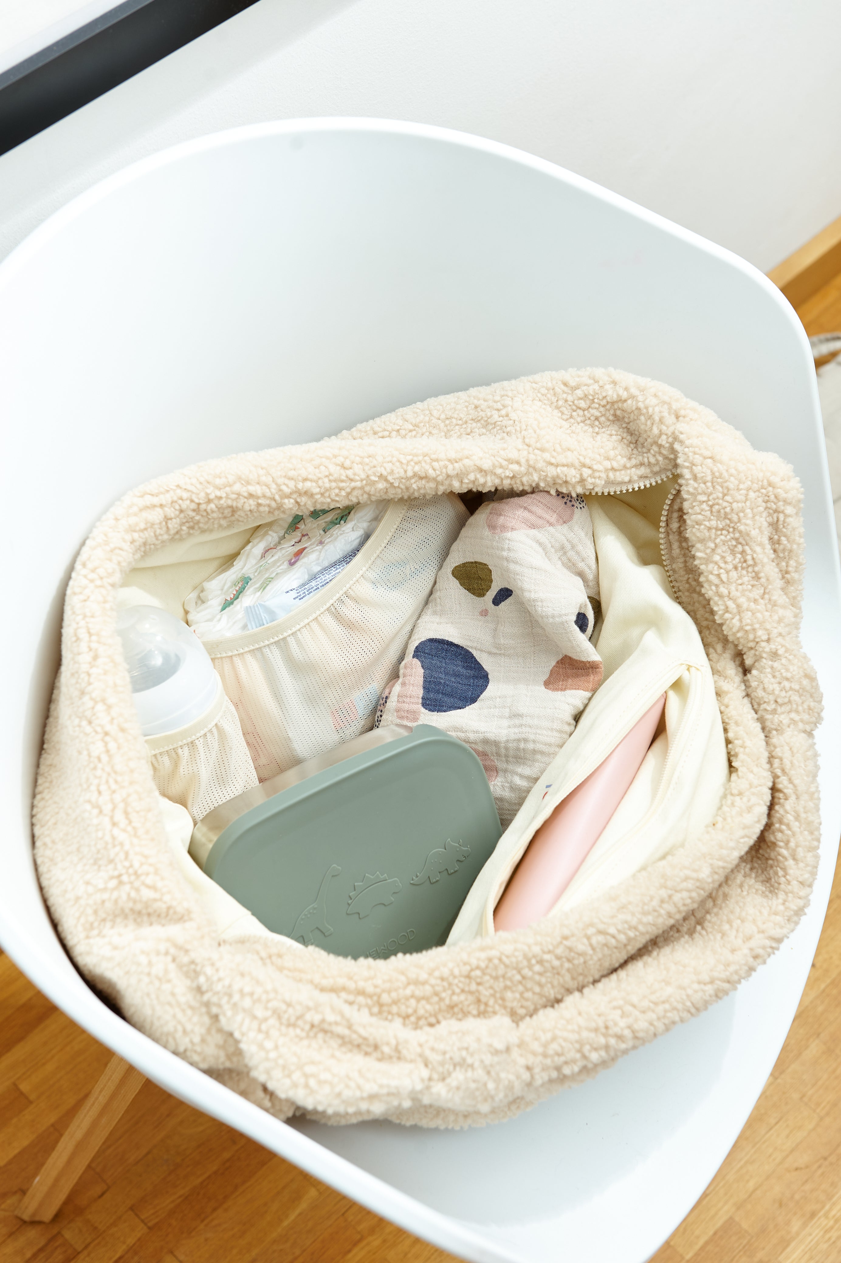 Innenansicht der Wickeltasche von Lukkily mit praktischen Fächern