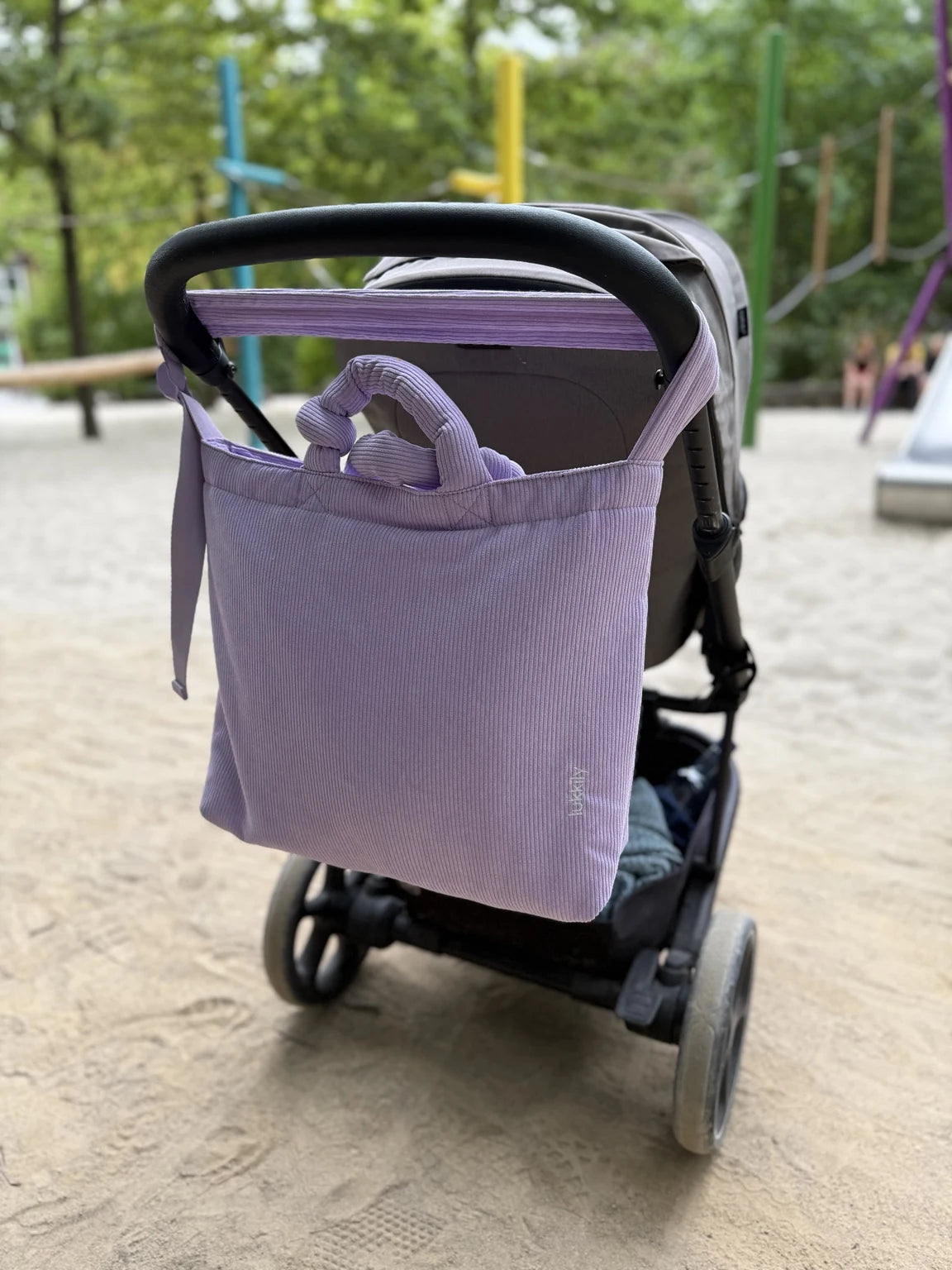 Lukkily Tote Bag lilac - fliederfarbene Cordtasche als ideale Wickeltasche in modernem Look am Kinderwagen