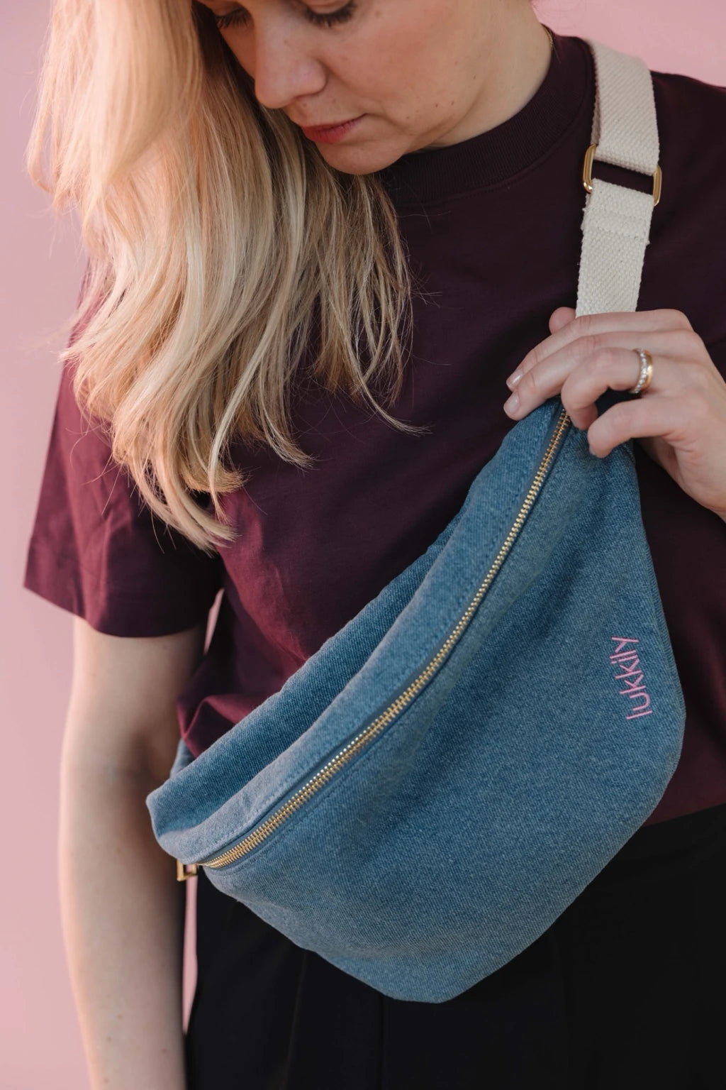 Perfekter Alltagsbegleiter für cool Moms: Brustbeutel aus trendy Denim mit goldenem Reißverschluss und pinkem Logodetail