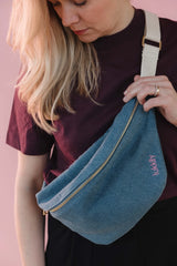 Perfekter Alltagsbegleiter für cool Moms: Brustbeutel aus trendy Denim mit goldenem Reißverschluss und pinkem Logodetail