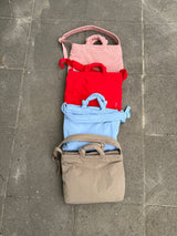 Übersicht der neuen Lukkily Wickeltaschen im Tote Bag Format mit Farben: von taupe über hellblau, rot und altrosa
