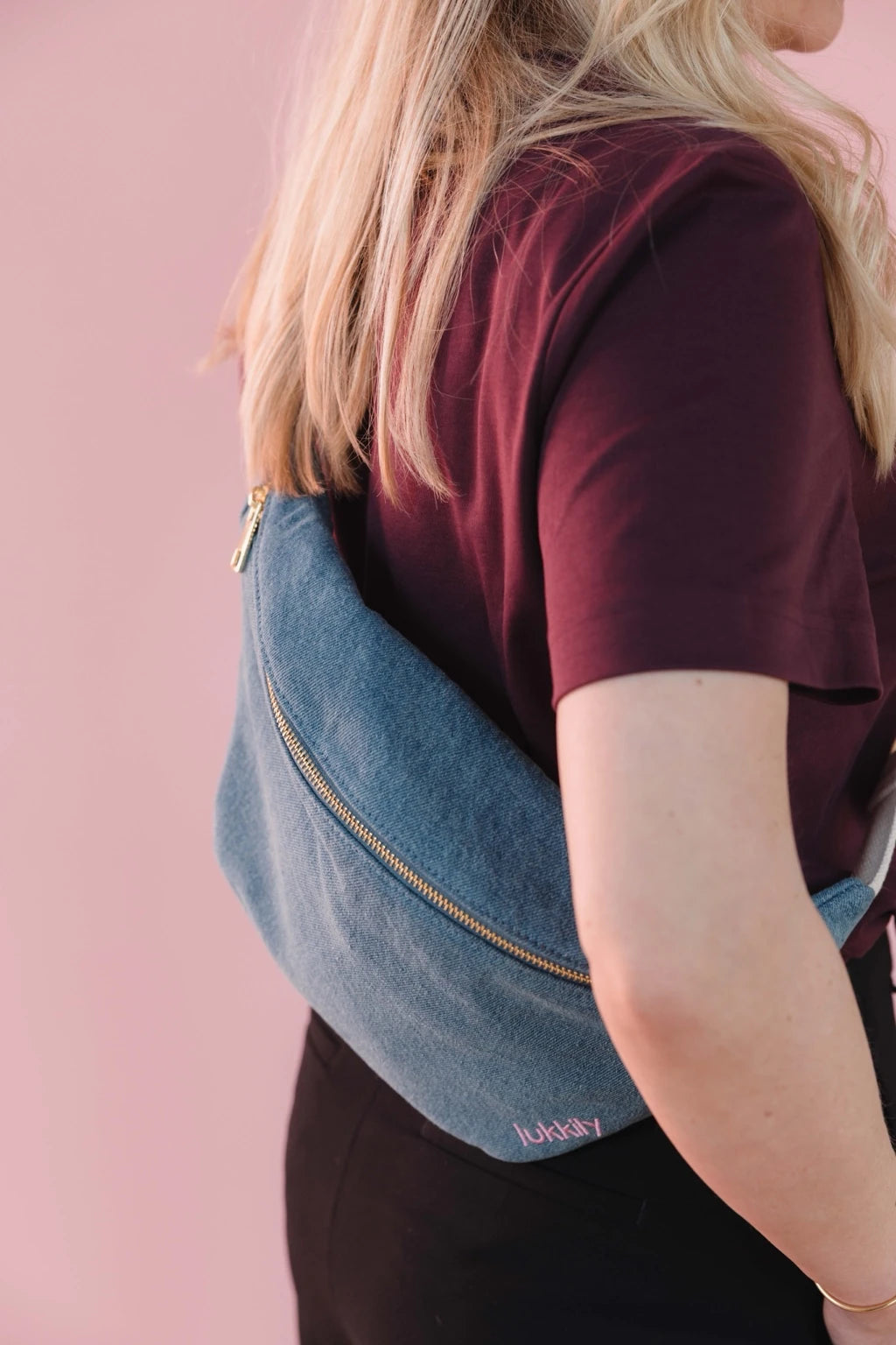 Lukkily Belt Bag jeans - auf dem Rücken getragen um die Hände frei zu haben