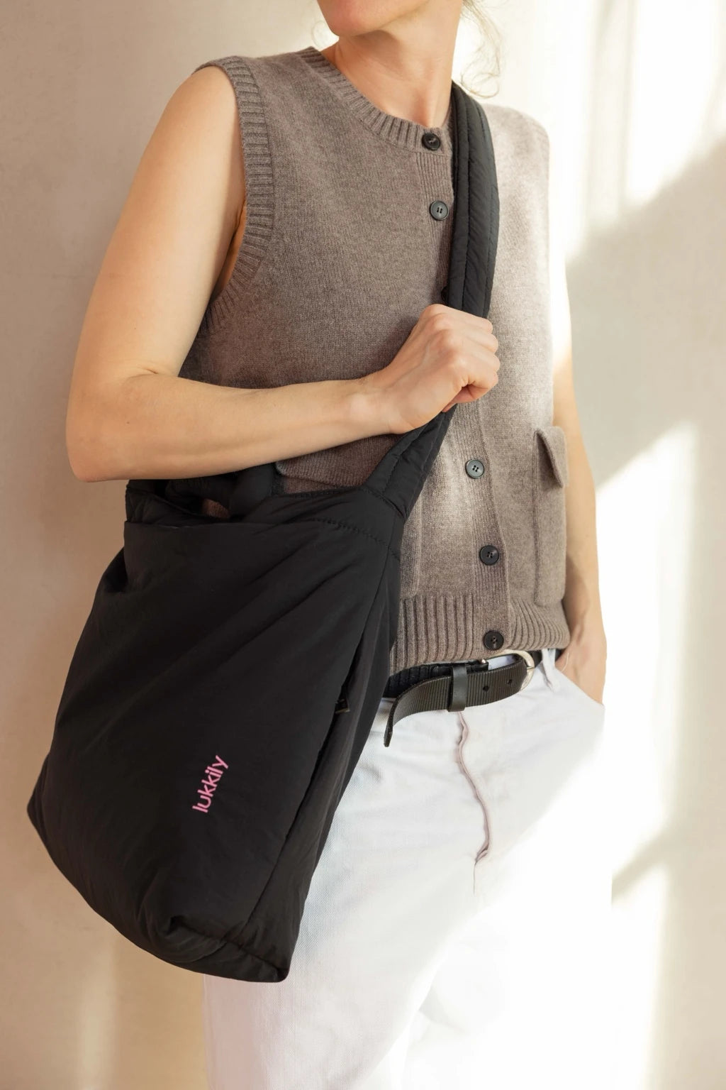 Große Mom Bag aus leichtem schwarzen Nylon von Lukkily mit dezenter Logo-Stickerei in Pink wird über der Schulter getragen und sorgt für freie Hände im Alltag