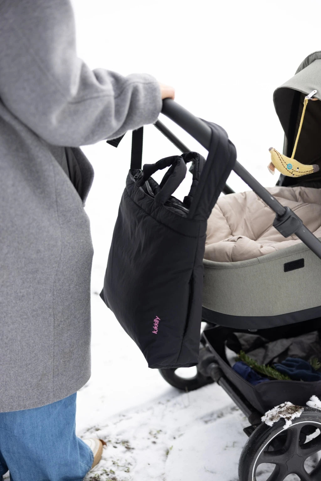 Lukkily Tote Bag schwarz - coole Wickeltasche aus sportivem, leichten Nylonmaterial mit längenverstellbarem Henkel am Kinderwagen 