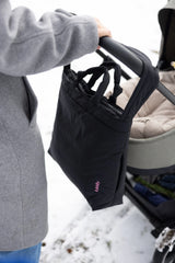 Schwarze Nylon Kinderwagentasche von Lukkily mit Reißverschluss hängt am Kinderwagen