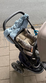 Coole Wickeltasche mit gerafftem Henkel aus hellblauem weichen Cord am Kinderwagenbügel