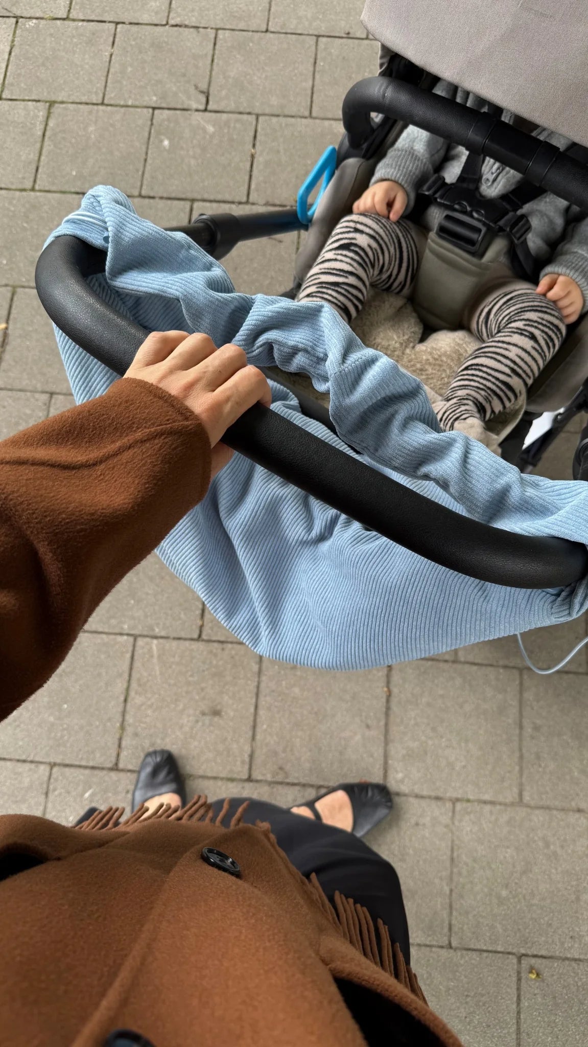 Detailaufnahme des Ruffle-Henkels am Buggy, dem rüschbaren Henkel unserer Lukkily Ruffle Bag, der durch das Zugband sportiv und verspielt gleichzeitig wirkt