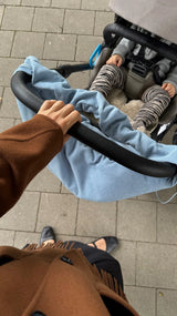 Detailaufnahme des Ruffle-Henkels am Buggy, dem rüschbaren Henkel unserer Lukkily Ruffle Bag, der durch das Zugband sportiv und verspielt gleichzeitig wirkt