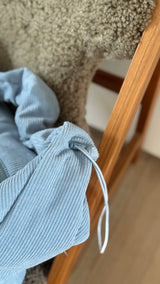 Detailaufnahme des Gummizugs der Lukkily Ruffle Bag zum Raffen des verstellbaren Schultergurts