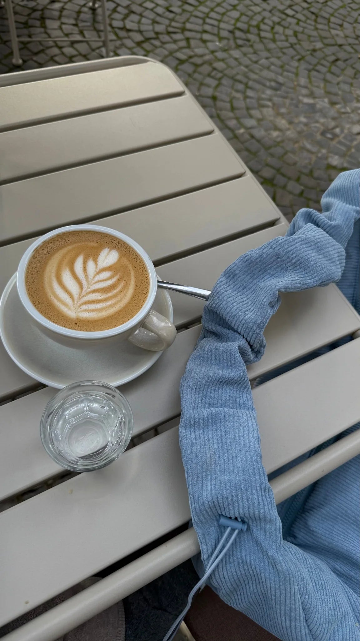 Rufflehenkeldetailaufnahme in stylischem Cafésurrounding