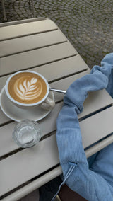 Rufflehenkeldetailaufnahme in stylischem Cafésurrounding