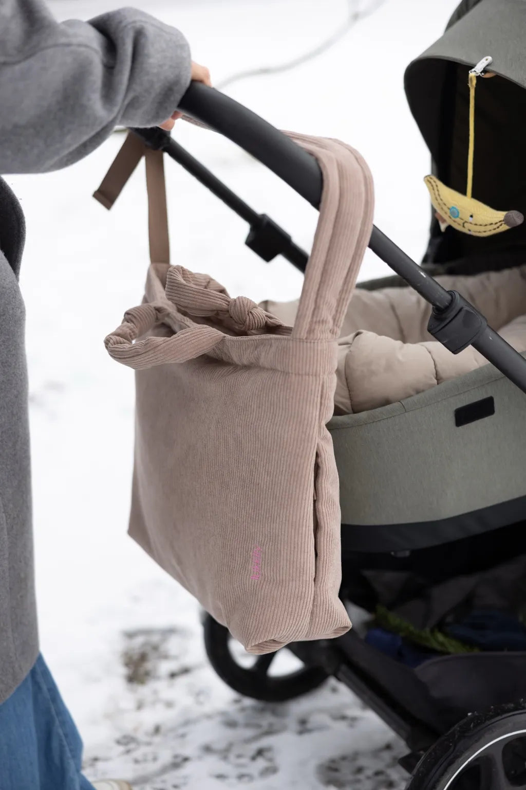 Lukkily Tote Bag #1  aus weichem Cord in beige - perfekt als Wickeltasche am Kinderwagen