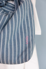 Minimalistisches Lukkily Logo als Stickerei auf blau gestreifter Denim Shopper Tasche