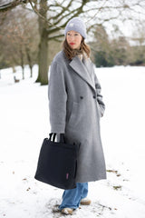 Lukkily Tote Bag Nylon schwarz - Cooler Momlook mit Oversized Mantel und Mütze sowie der Lukkily Mombag im Tote Bag Format am Kurzgriff mit Knotendetail getragen