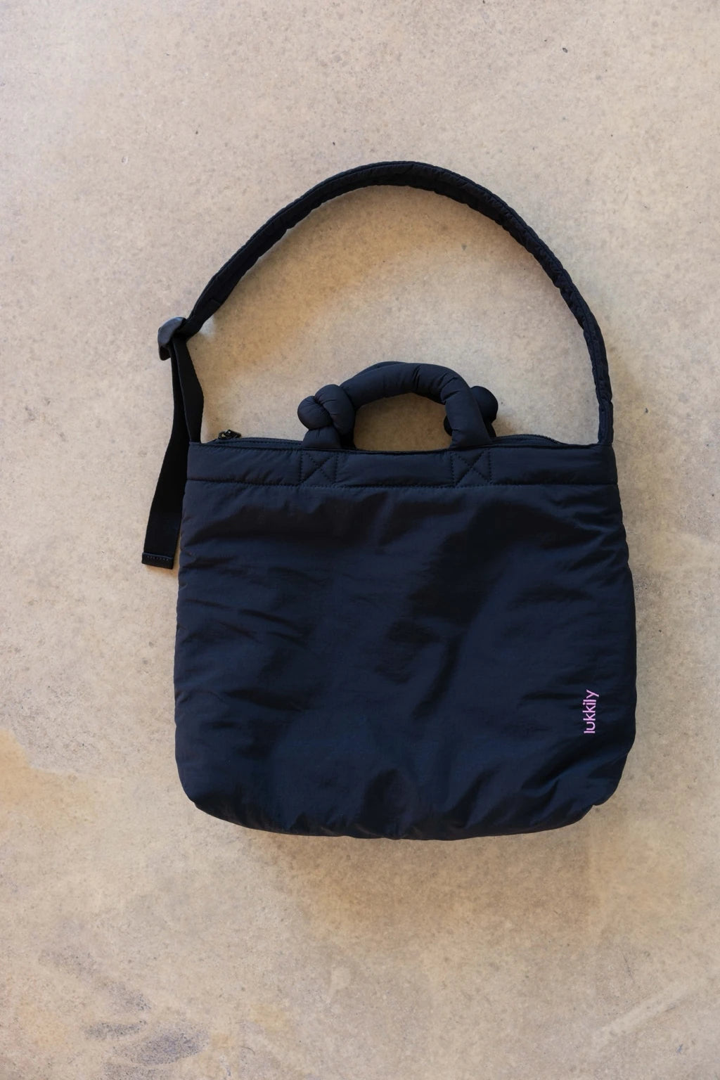 Große Crossbody Bag aus gepolstertem schwarzen Nylon von Lukkily mit Schulterriemen und gepolsterten Tragegriffen im cleanen Black Look