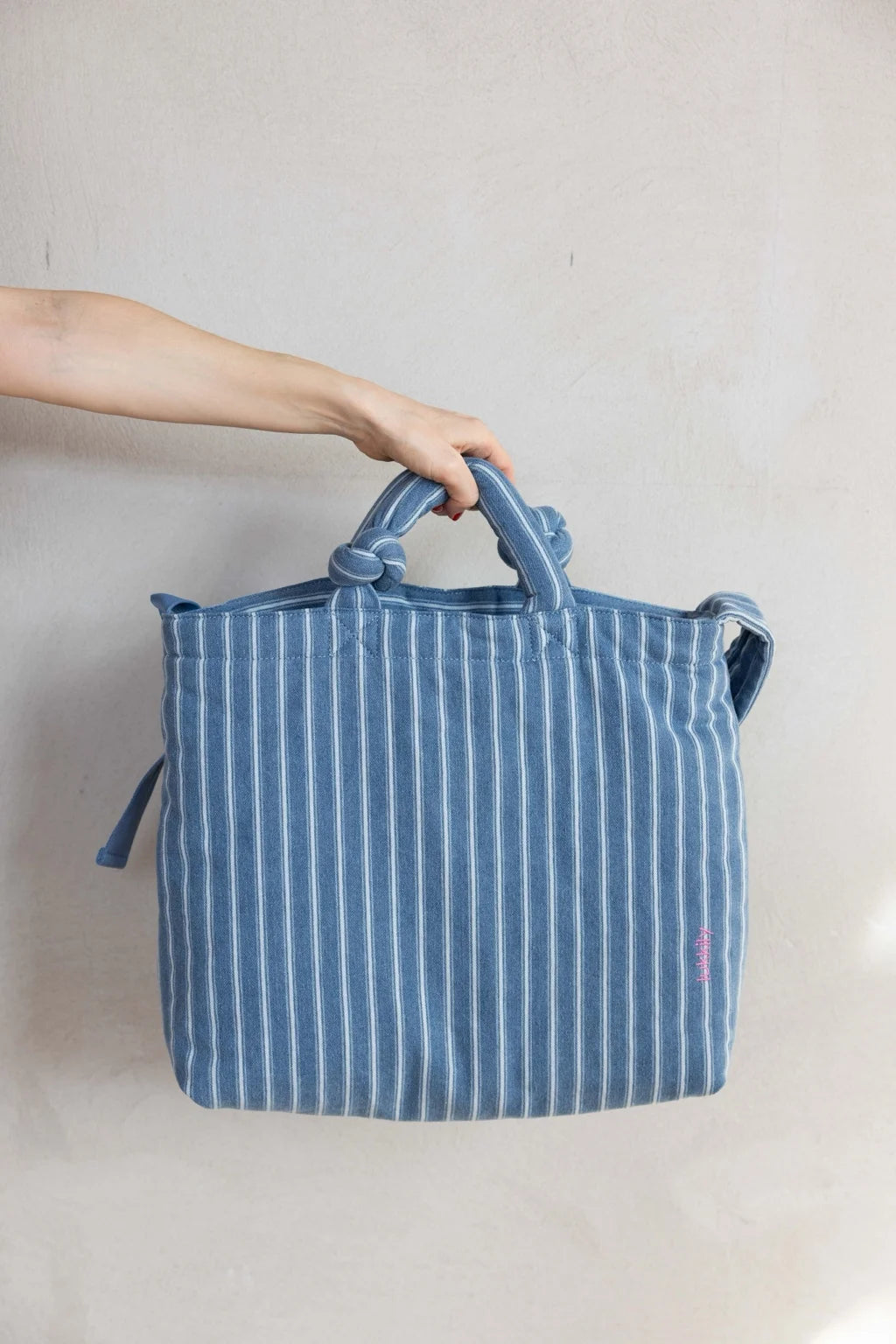 Große Denim Tote Bag im Trendlook Denim aus blau-weiß gestreiftem Jeansstoff mit Knotenhenkeln und längenverstellbarem Schultergurt