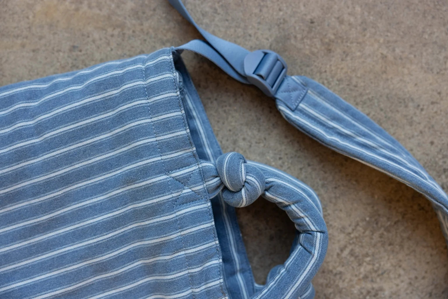 Lukkily Tote Bag aus gestreiftem Denim im Trendlook Jeans mit längenverstellbaren Schultergurt und Henkel mit Knoten Detail zum crossbody tragen