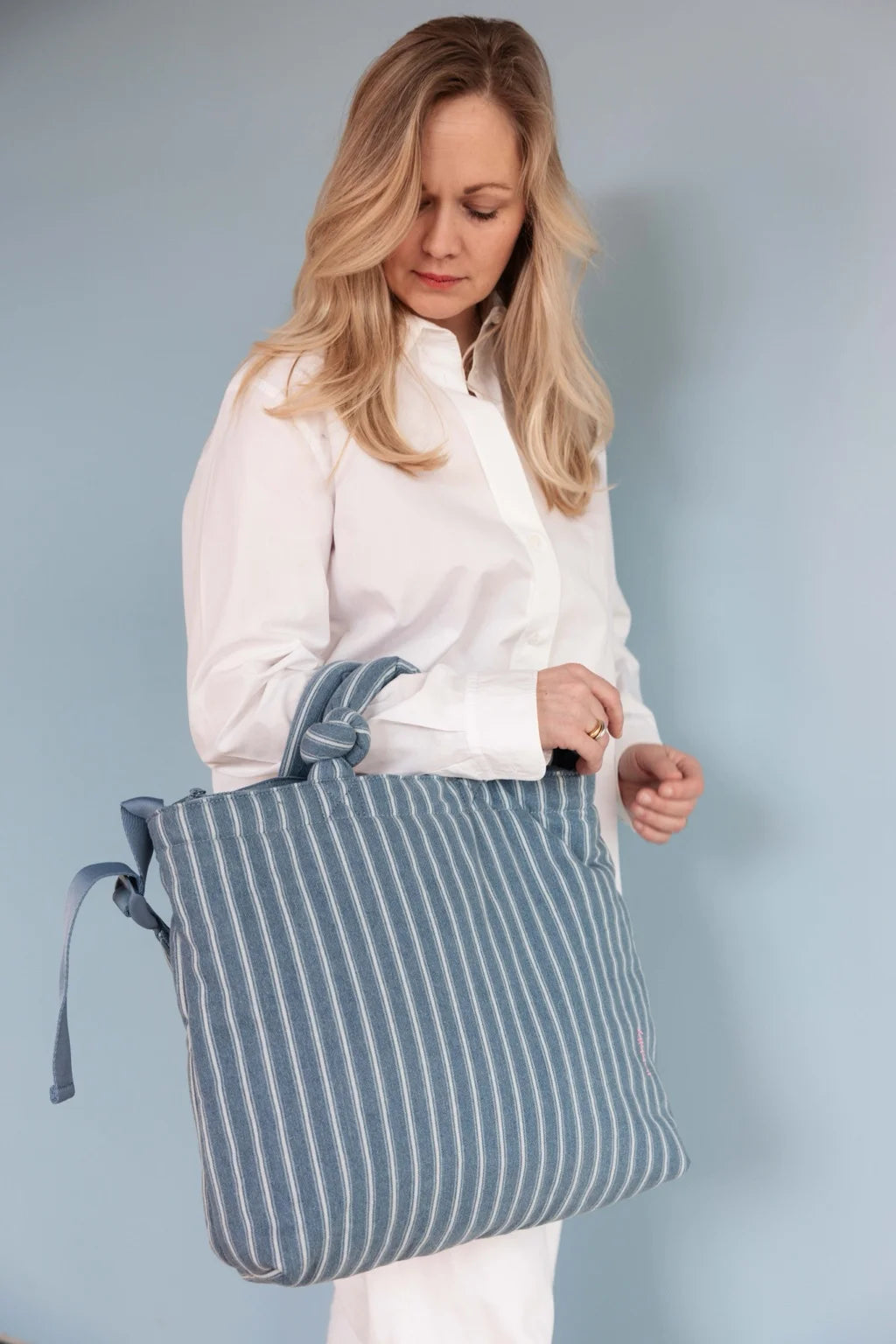 Streifenmuster Denim Mom Bag von Lukkily - große Alltagstasche für den Cool Mom Look