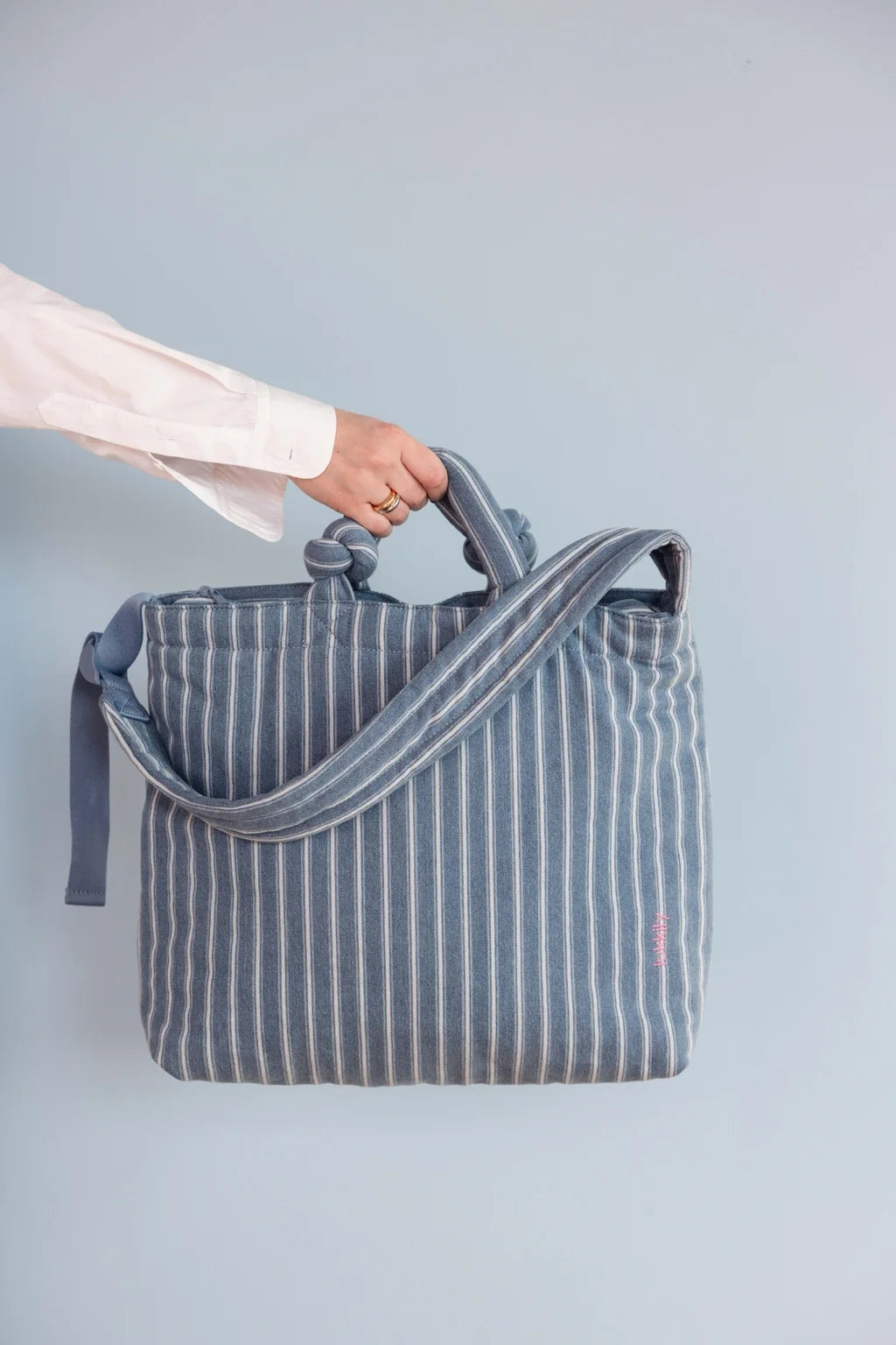 Sommerliche Denim Tote Bag mit blau weißen STreifen von Lukkily mit Knotengriffen und längenverstellbarem Schultergurt - Unisex Tasche