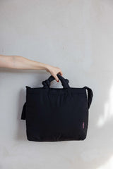 Große leichte schwarze Nylon Tote Bag von Lukkily mit Knotendetail an den Henkeln